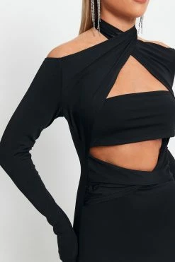 SOLADO Halter Neck Cut Out Long Sleeve Maxi Dress -Solado Sales Shop jpeg e03fe7d6 28ff 449b 86da 1daf26f7d6a1 1800x1800